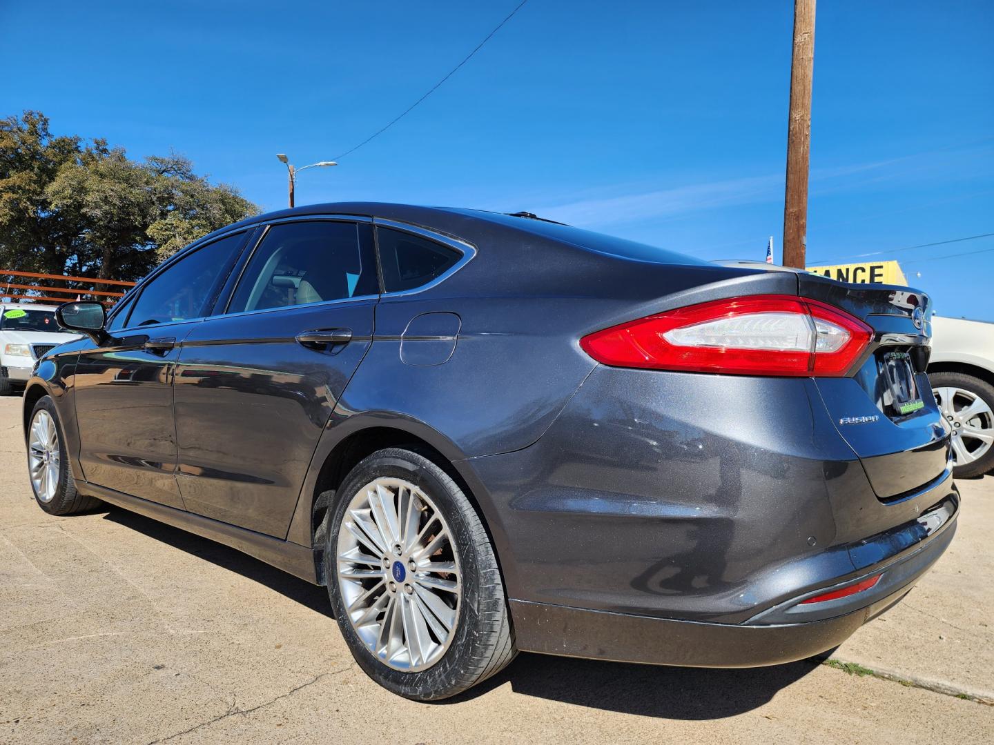 2015 GRAY /BEIGE Ford Fusion SE (3FA6P0HD4FR) with an 1.5L L4 DOHC 16V engine, AUTO transmission, located at 2660 S.Garland Avenue	, Garland, TX, 75041, (469) 298-3118, 32.885387, -96.656776 - CASH$$$$$$ FUSION! This is a Super Clean 2015 FORD FUSION SE! BACK UP CAMERA! BLUETOOTH! SYNC! XM SAT RADIO! SUPER CLEAN! MUST SEE! Come in for a test drive today. We are open from 10am-7pm Monday-Saturday. Call us with any questions at 469-202-7468, or email us DallasAutos4Less@gmail.com. - Photo#5